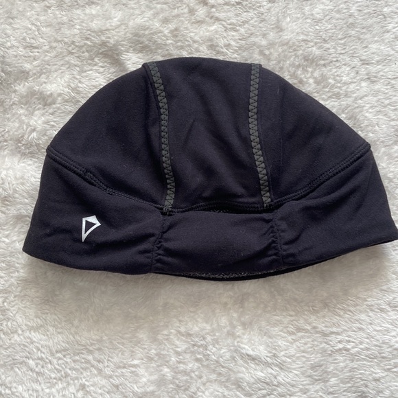 Ivivva by Lululemon reversible toque with ponytail hole grey and black size xs. - Picture 6 of 6